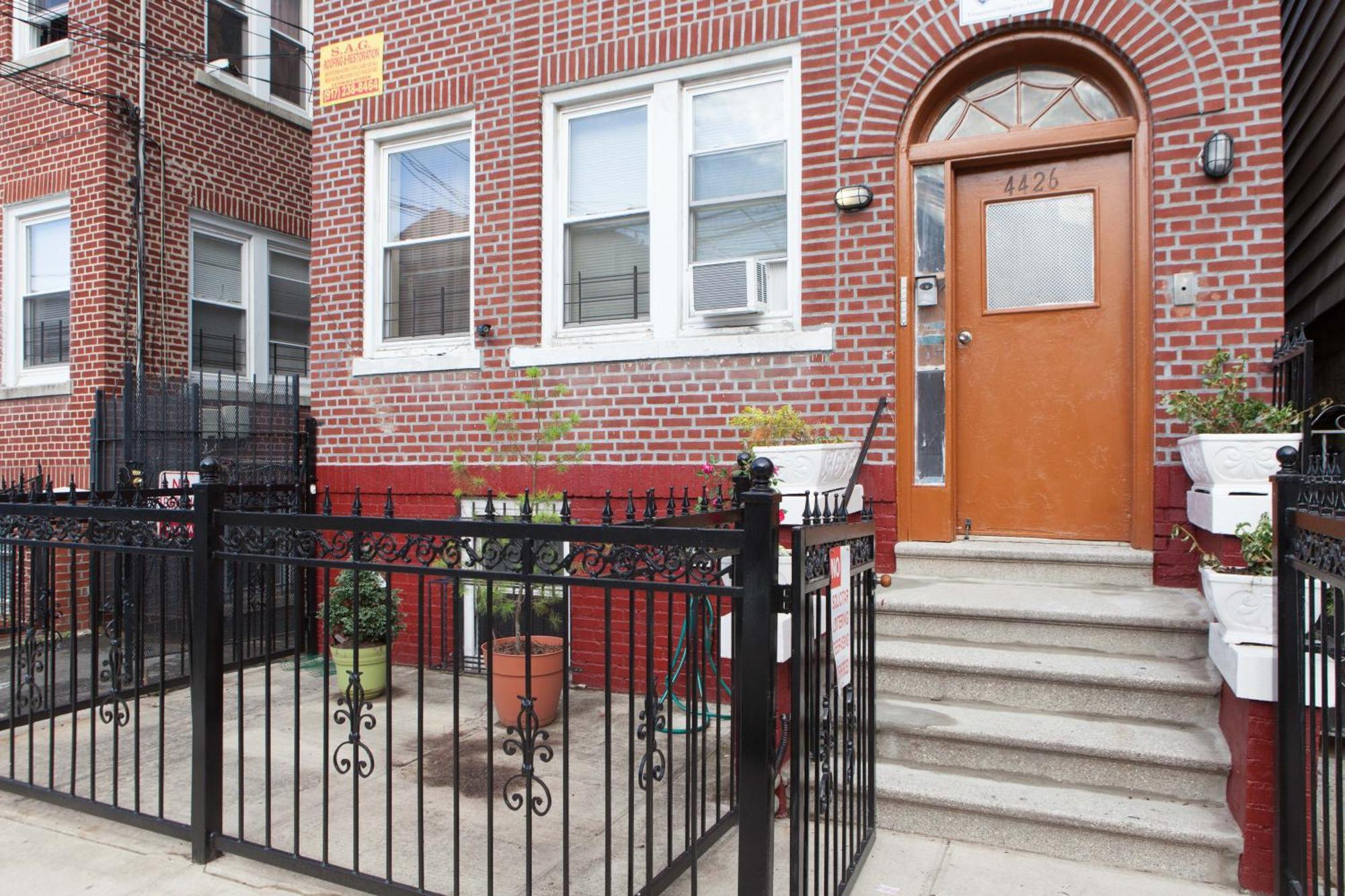 Studio, One And Two Bedroom Apartments - Bronx Нью-Йорк Экстерьер фото